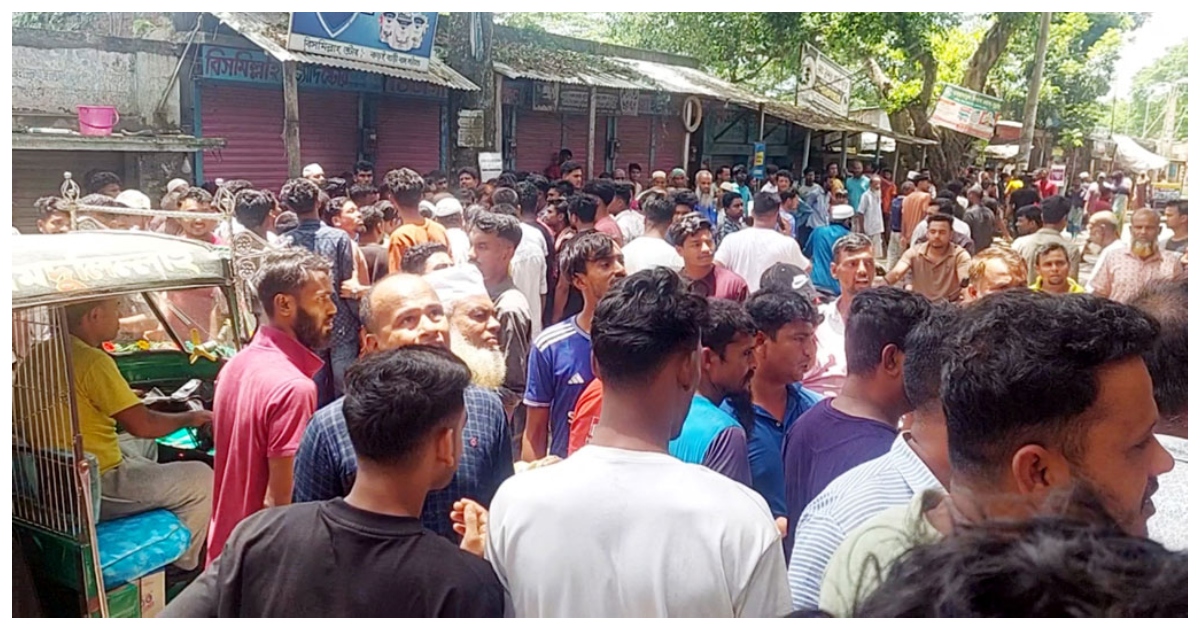 ঘটনাস্থলে এলাকাবাসীর ভিড়। ছবি: আজকের পত্রিকা